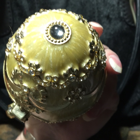 Cardinal 5” Enameled Egg Music Box with Base working and in EUC - Picture 9 of 10